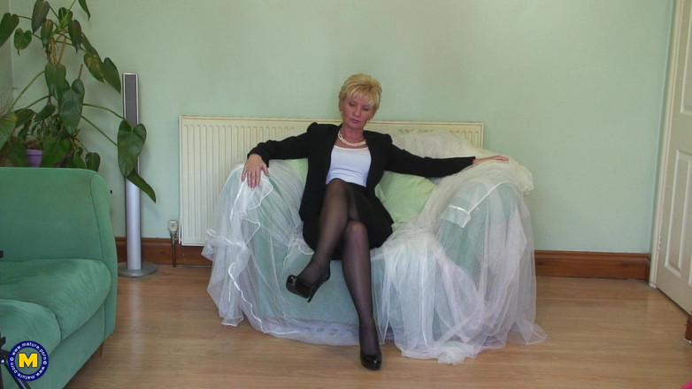 Mature NL: Classy Mature Lady Danni Shows off Her Sexy Naked Body