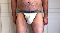 Beardedcummer: Un mec pisse dans ses chaussettes blanches et ses pets