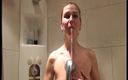 Flash Model Amateurs: Une salope mince prend une douche
