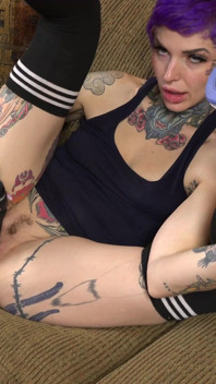 Titi Ramone glädjer hennes fitta med en Dong