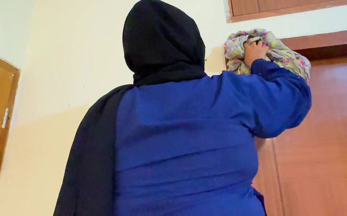 Aria Mia: Gadis muslim arab berhijab dengan pantat bahenol dan toket besar...