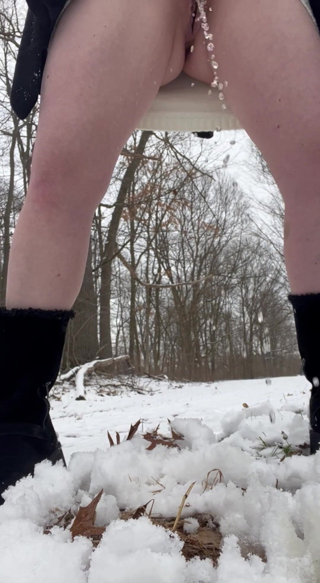 PAWG Pissing in the Snow (Jada Sunkiss)