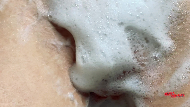 NicoleAndAlex: Nữ sinh ướt át trong phòng tắm