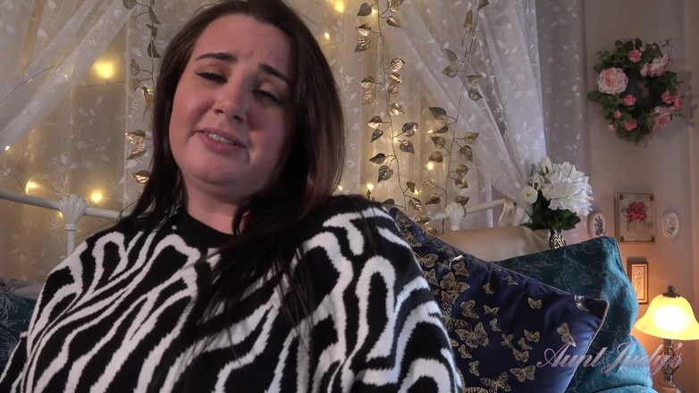 Aunt Judy's: Auntjudys - 你的丰满继母夫人。Fluffy吮吸你的鸡巴并让你操她（第一人称视角）