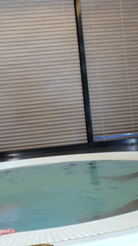 Pleurage! Ta bite est trop énorme ! Je ne sais pas si je peux le gérer ! Un homme adulte rencontre et baise une jeune blonde dans la piscine !