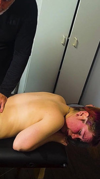 Owłosiona alt nastolatka masowana i dildo zerżnięta