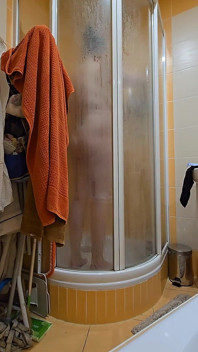 La Moglie BBW Carina Con Grandi Tette Naturali Morbide Ed Un Gran Culo Fa Una Doccia