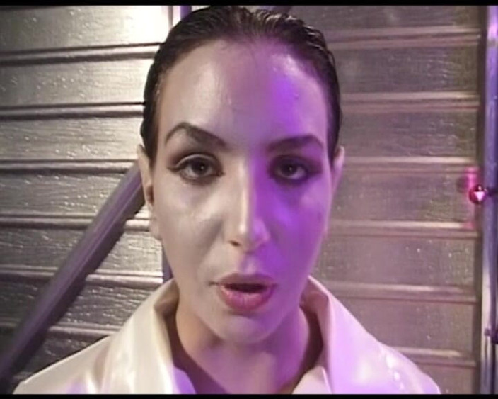 Golden-X-Tapes: Svůdná brunetka milf bere masivní velké černé péro v divokém hardcore