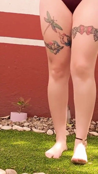 我的继妹无法停止射精，高潮与脚上的草挠痒痒