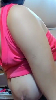 Seksi pembe konuda ateşli esmer Myla_angel güzel göğüslerini gösteriyor