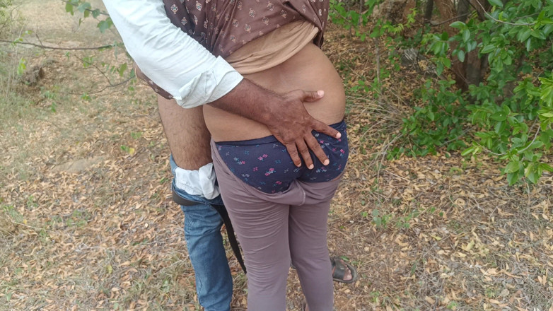 Inba: Une femme infidèle se fait sucer torride dans la nature