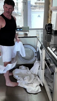 Muscle Hunk Got Stuck and Called Housemate to Fuck Him Free