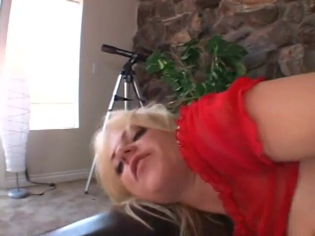 Babe Stars: Sexy rubia amordaza en una polla larga
