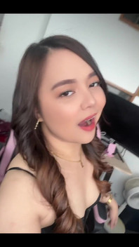 Chycen v náladě a nemá moc na sobě.