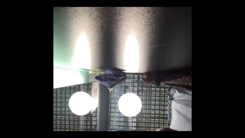 JuiceLussie: Öffentlich masturbieren. Doppelpenetrieren in der umkleidekabine