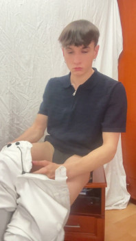 Roztomilé twink si hraje s robertkem a výstřiky z análu