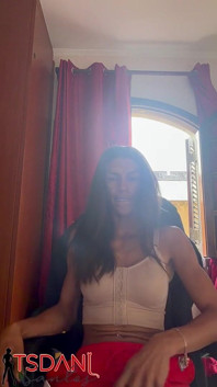 Thuis chillen, goed bedeelde transvrouw die klaarkomt op cam