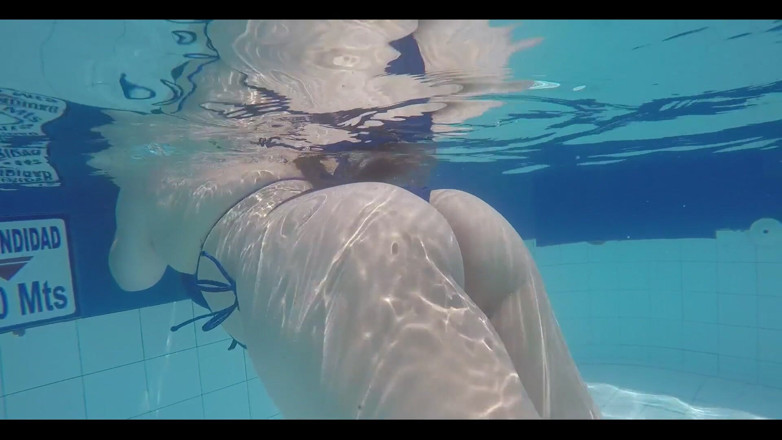 Valery Saenz xxx: In piscina mostra il mio culo