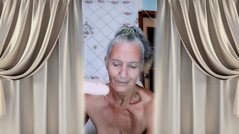 Lukerya: Lezzetli bir dildo ile bir oyun