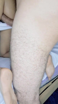 그녀의 비밀 구멍에 거대한 자지를 받아들이는 찐 처녀 애널