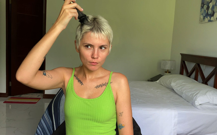 My Little Betsy: Videoclip exclusiv! Betsy își rade capul