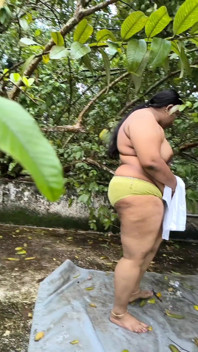 Dezbrăcându-mă într-o zi ploioasă, fată desi