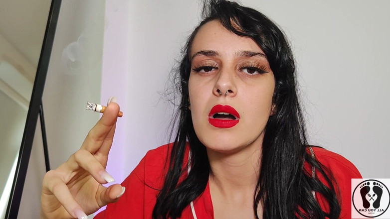 All You Can Fetish: Une ado sexy fume et respire profondément et longuement des...