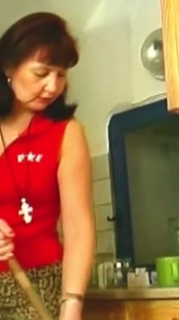 Madura puta com dedos pingando buceta até orgasmo explosivo