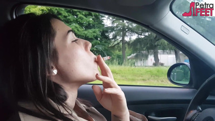 Smokin Fetish: Petra älskar att röka ciggaretes i sin bil