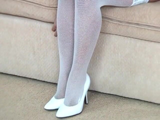Solo Sensations: Une petite Asiatique sexy écarte les cuisses et se caresse le...