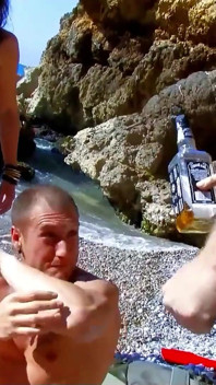 Seks threesome sama orang asing charlotte de castille dan nathalie vanadis di pantai