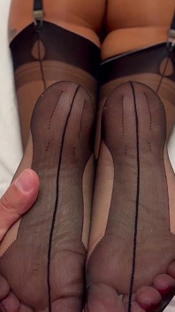 Ich liebe es, dass mein gebärmutterhals Nylonsohlen mit sperma beladen wird