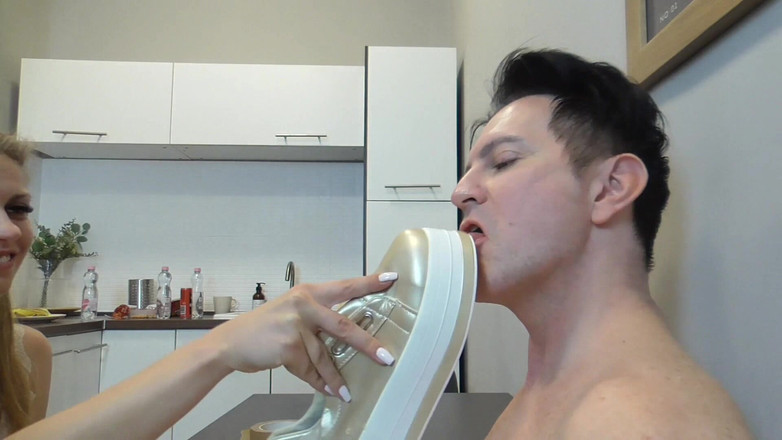 Femdom Sex: Sneaker Snuiven Masker Melken!