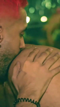 Camilo brown fickt heißen Twink Julian Herrera ohne gummi an der bar und tauscht das sperma in sexy Kuss