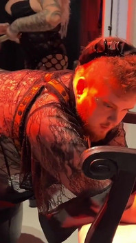 Trans muž uctívá domina