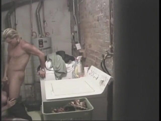 Old Good Porn: Tóc vàng được ăn lồn trong phòng giặt là