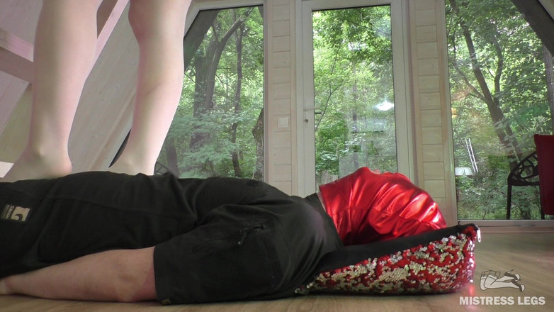 Mistress Legs: 奴隷の顔に白いナイロンを履く:踏みつけと足の崇拝