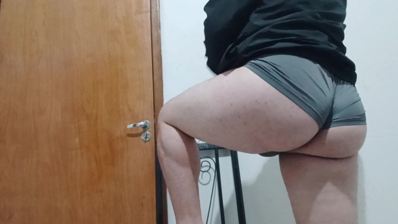 amateurbrazilian: Mostro il mio sedere grasso in pantaloncini