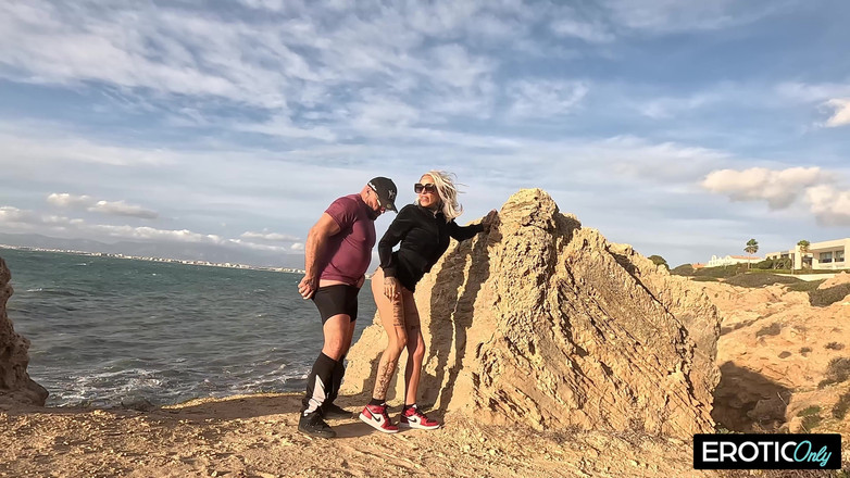 EroticOnlyClips: 해변에서 야생 야외 섹스를 즐기는 문신 금발 밀프