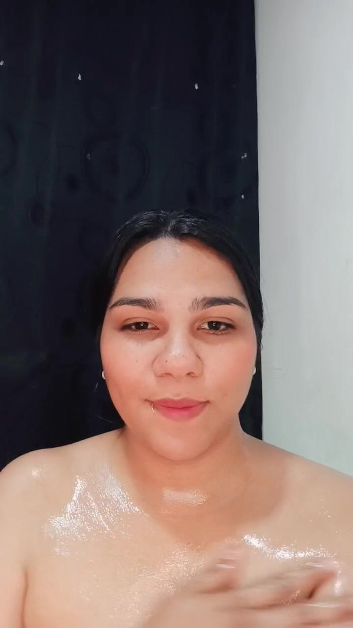 Morenita Latina: कामुक श्यामला उसके पूरे शरीर पर तेल हो जाता है