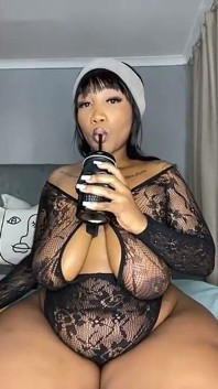 Une BBW à gros cul fait un strip-tease et se masturbe