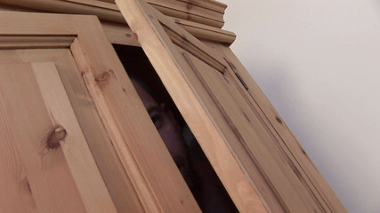 Babe Stars: Kočička se štíhlým tělem leží na gauči a nechá muže, aby...