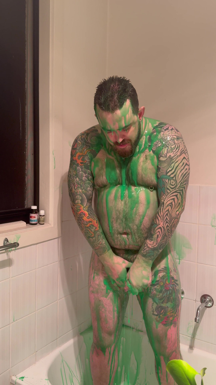 Keller Wolfe: Ursulețul dolofan se acoperă în mâzgă și se masturbează