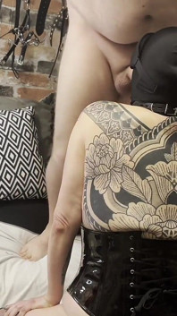 Getatoeëerde vrouw in mond