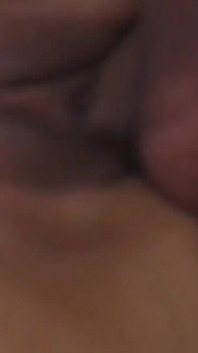 Olgun esmer orta yaşlı seksi kadın yarağa biniyor ve yüzüne boşalıyor