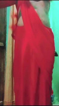 Hintli eşcinsel travesti xxx kırmızı sari içinde götünü parmaklıyor