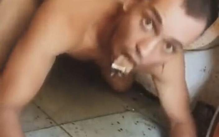 Merry Bell: गंदी मंजिल चाटती है और शरीर पर पेशाब करती है