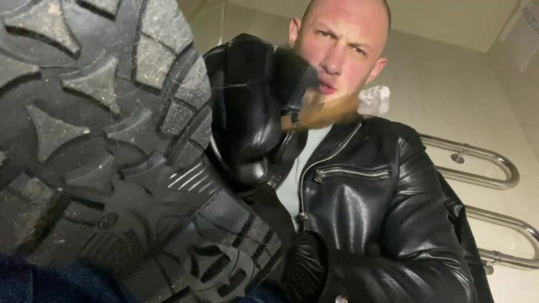 Hunky time: Il Capo in Pelle Fuma