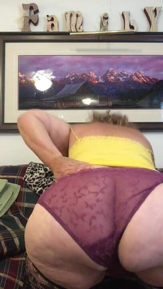 Big Ass 4 U: 음란한 팬티를 벗는 섹시한 발정난 할머니