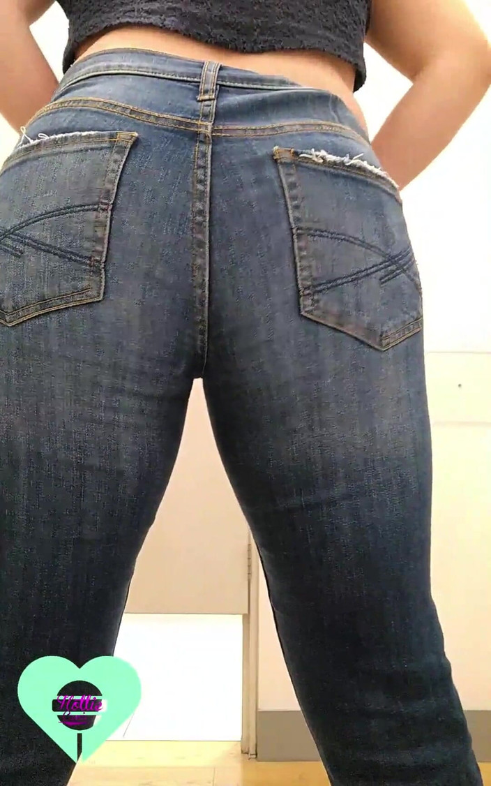 Candy Camille: Velmi nadržená teenagerka v místnosti začne masturbovat